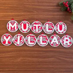 11 Harfli Kırmızı Beyaz İpli MUTLU YILLAR Yazılı Ahşap Yılbaşı Ağaç Süsü