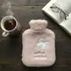 Hello Everyone Yazılı Kurdeleli Pembe Peluş Sıcak Su Torbası 1 Lt – Yumuşak Kılıf, Uzun Süre Sıcak Tutan Termal Su Torbası