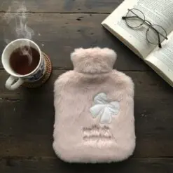 Hello Everyone Yazılı Kurdeleli Pembe Peluş Sıcak Su Torbası 1 Lt – Yumuşak Kılıf, Uzun Süre Sıcak Tutan Termal Su Torbası