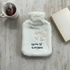 Hello Everyone Yazılı Kurdeleli Beyaz Peluş Sıcak Su Torbası 1 Lt – Yumuşak Kılıf, Uzun Süre Sıcak Tutan Termal Su Torbası