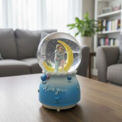 Pilli Işıklı Müzikli Kar Küresi–Hilal Ay Figürlü Romantik Masaüstü Biblo, LED Aydınlatmalı Dekoratif Hediyelik Kar Küresi