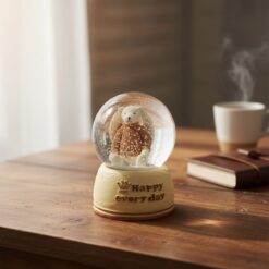 Pilli Işıklı Müzikli Kar Küresi–Sevimli Ayıcık Figürlü Eğlenceli Masaüstü Biblo, LED Aydınlatmalı Dekoratif Hediyelik Kar Küresi